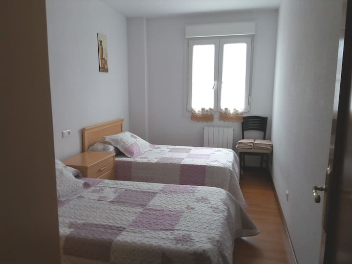 una habitación con dos camas de 1,05