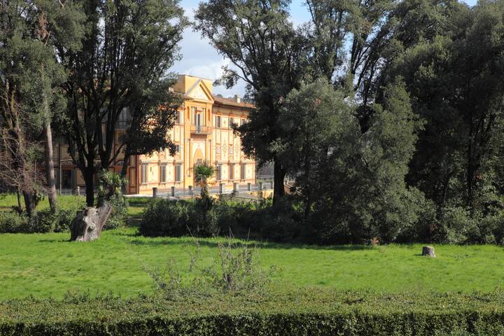 Home in Florence with pool and garden gallery image 2