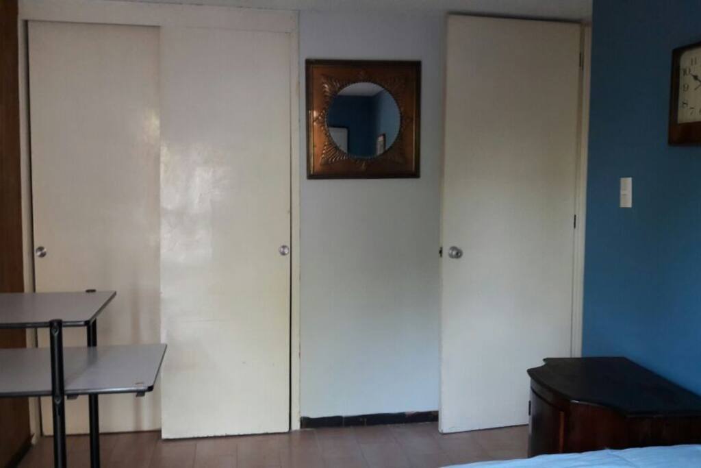 Habitación con un clóset