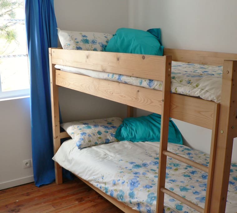 Children's bedroom - bunk beds, additional bed can be added if needed