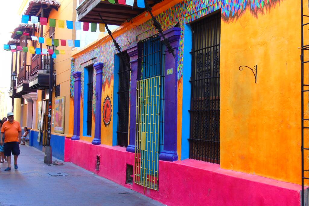 LAS COLORIDAS CALLES DE SANTA MARTA