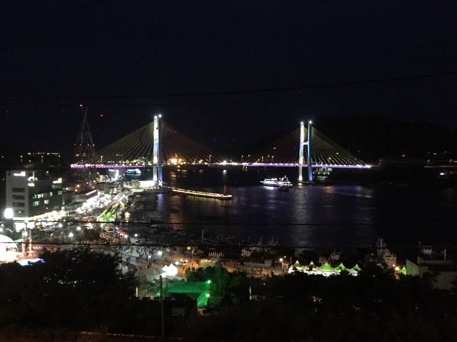 베란다에서 보이는 바다 (View from the balcony)