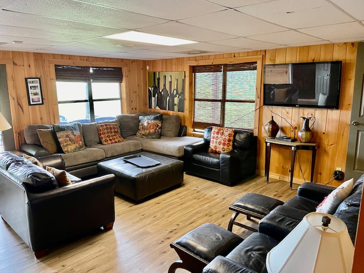 Დიდი განათებული მე-2 მისაღები ოთახის სარდაფის ტერიტორია მთის ხედით, ტელევიზორი ბრტყელეკრანიანი ტელევიზორით