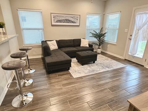Quiet Community, 3R/2B  Entire Home W/ backyard