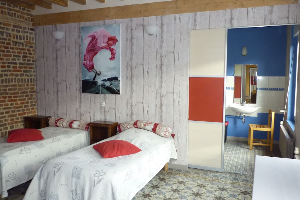 une chambre rdc avec sa propre sdb