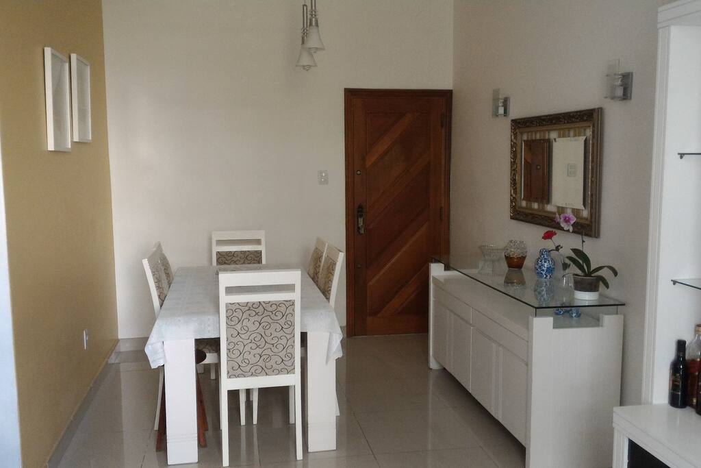 Sala com mesa de jantar de 6 lugares