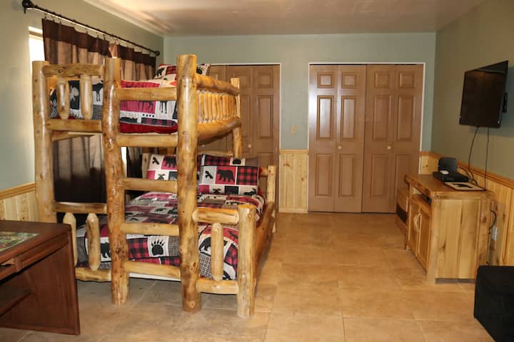 Ორადგილიანი/ერთადგილიანი ორსართულიანი  საცხოვრებელი
Ერთჯერადი გასეირნება კარადაში