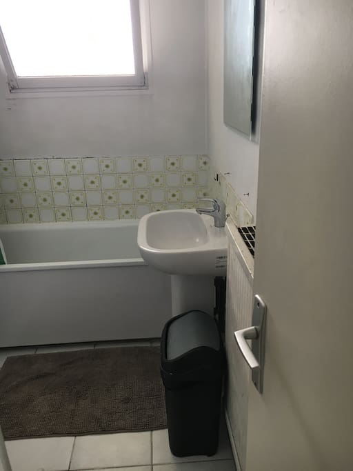 salle de bain avec baignoire