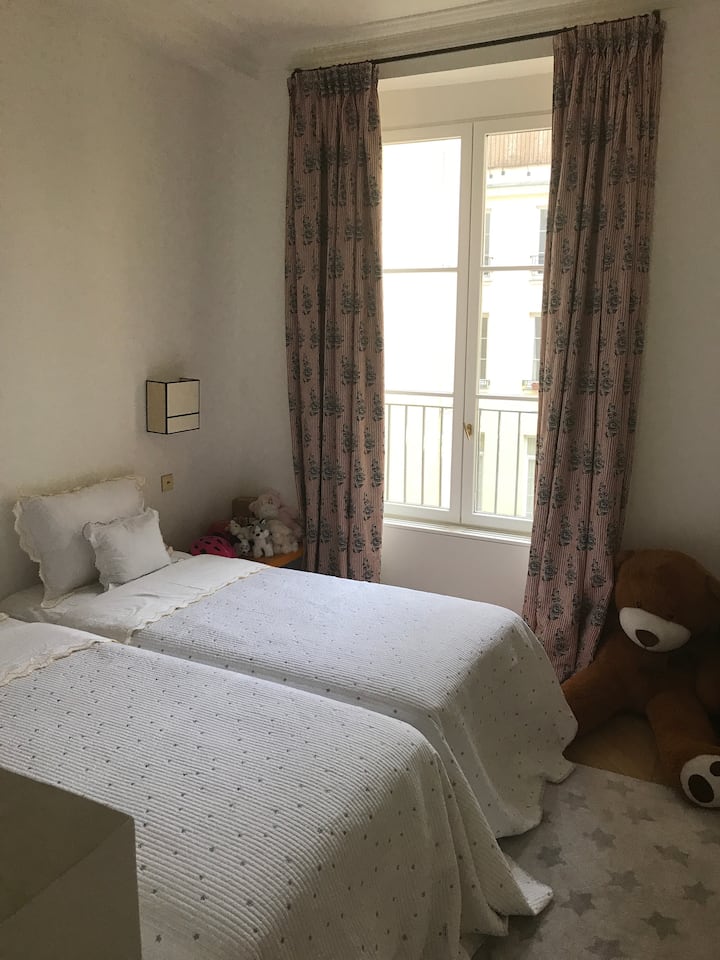 Dormitorio 2 con 2 camas individuales y vestidor