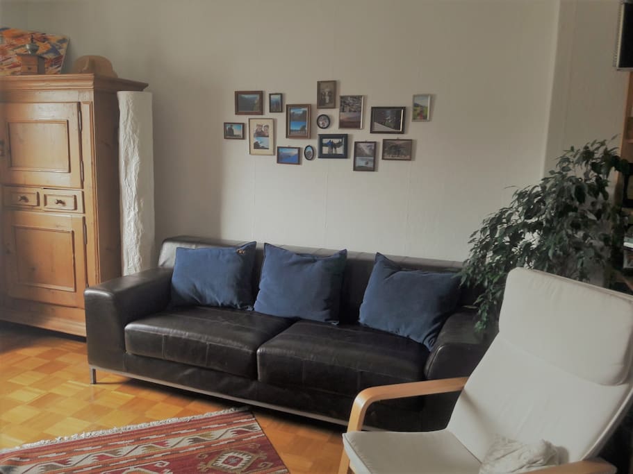 Wohnzimmer mit Schlafgelegenheit