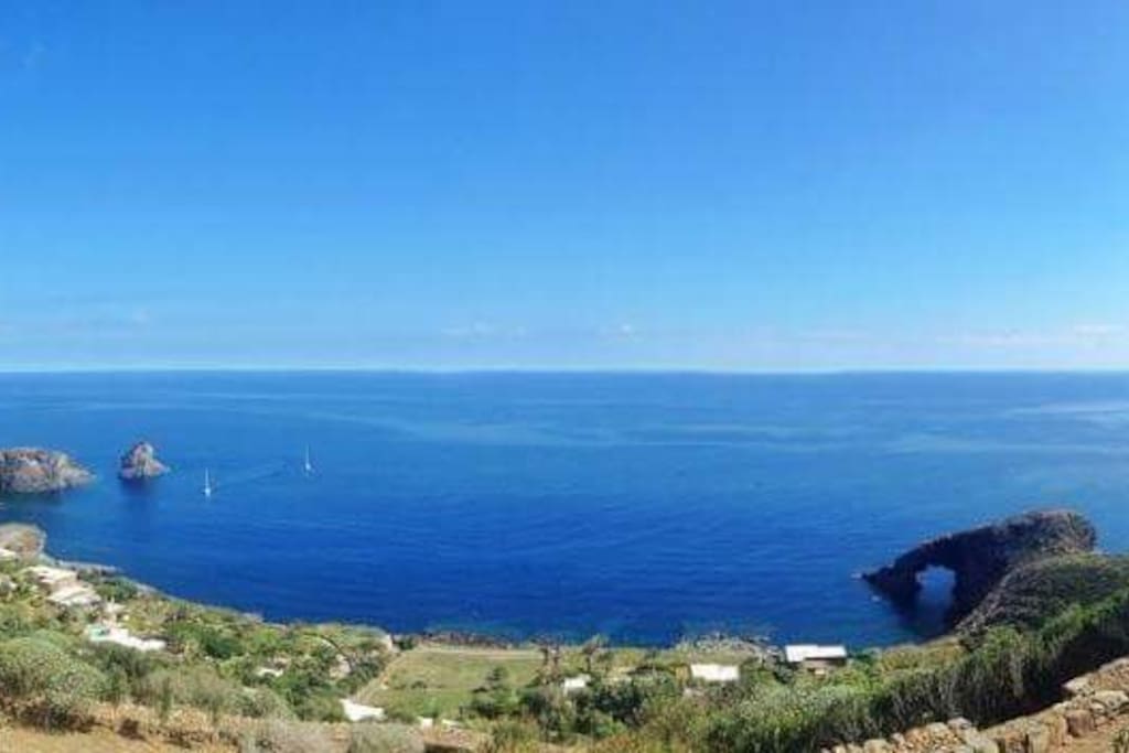Il mare sotto il dammuso;
a cinque minuti di auto da cala Tramontana, cala Levante, il Faraglione e l'arco dell'Elefante.Con qualunque vento potrete fare il bagno.