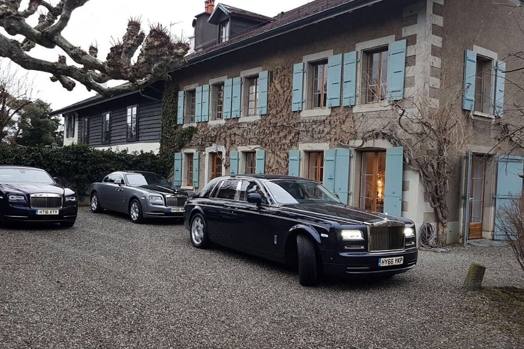 Rolls Royce show in the courtyard