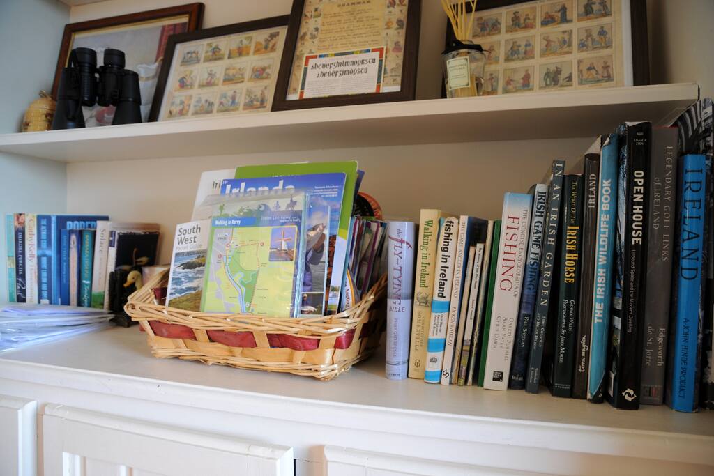 Books, Brochures about all the things to do in the area.