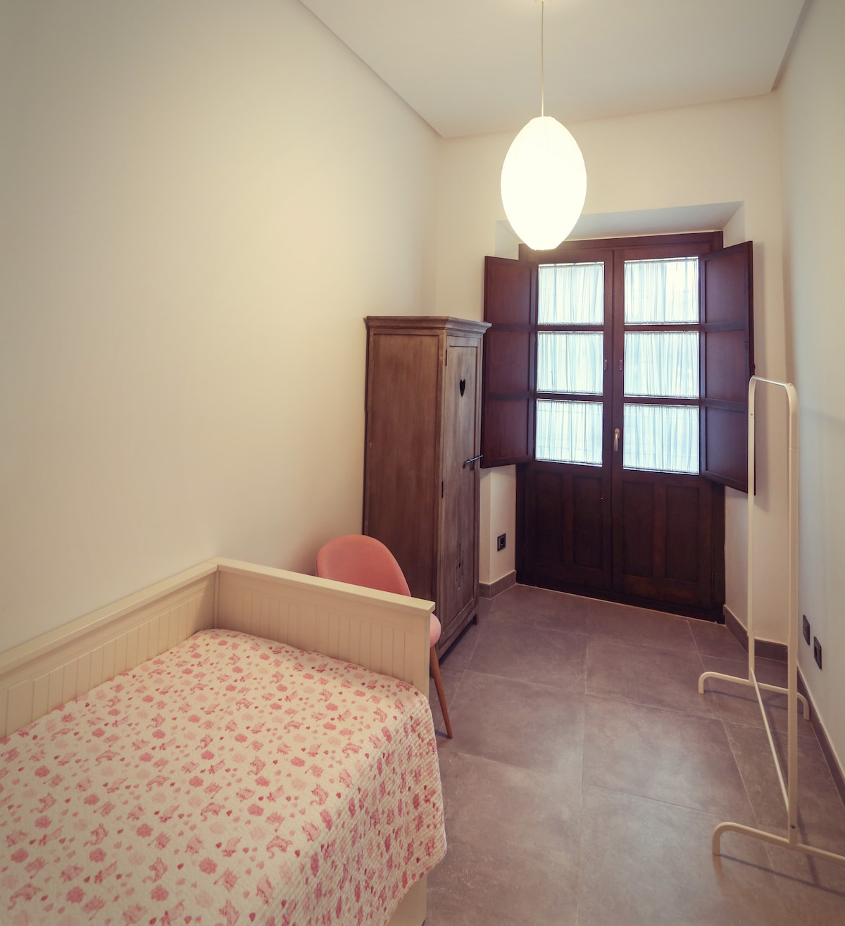 Მე-2 საძინებელს აქვს ფრანგული კარები მე-2 აივანზე, რომელიც ეკლესიას და მოედანს გადაჰყურებს. Საწოლი შეიძლება გაგრძელდეს ფართო და კომფორტულ ორადგილიან საწოლამდე 180 x 200 სმ