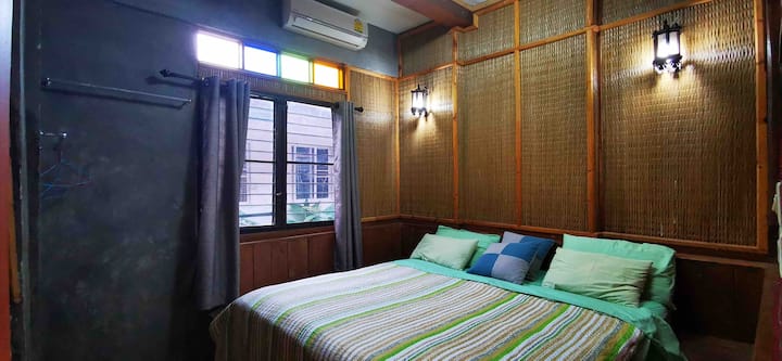 חדר שינה 4 מיטת קינג סייז עם מזגן