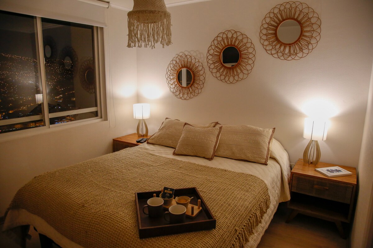 ห้องเตียงใหญ่พร้อมห้องน้ำส่วนตัวเคเบิลทีวีตู้เสื้อผ้าและตกแต่งเพื่อการพักผ่อนที่ดีที่สุด