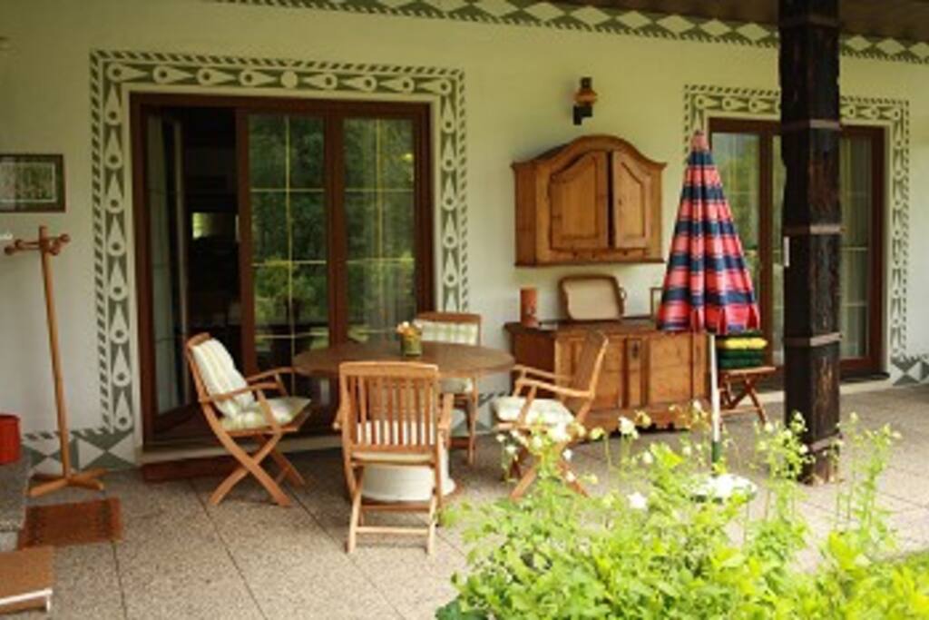 Die Terrasse mit Blick auf den See. The terrace also offers a clear view to the lake.