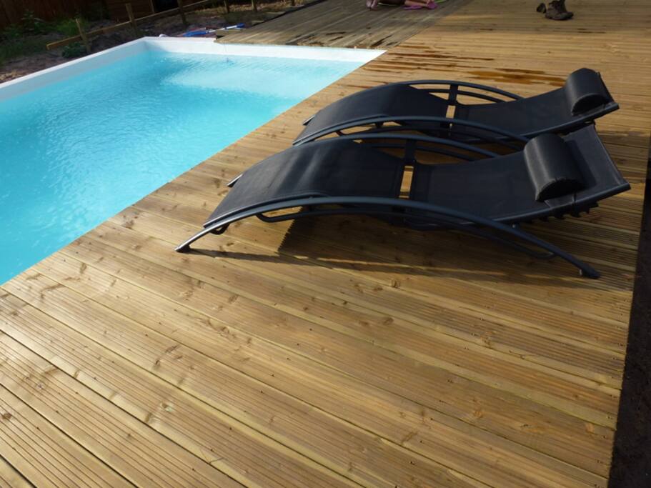Une belle piscine à disposition.