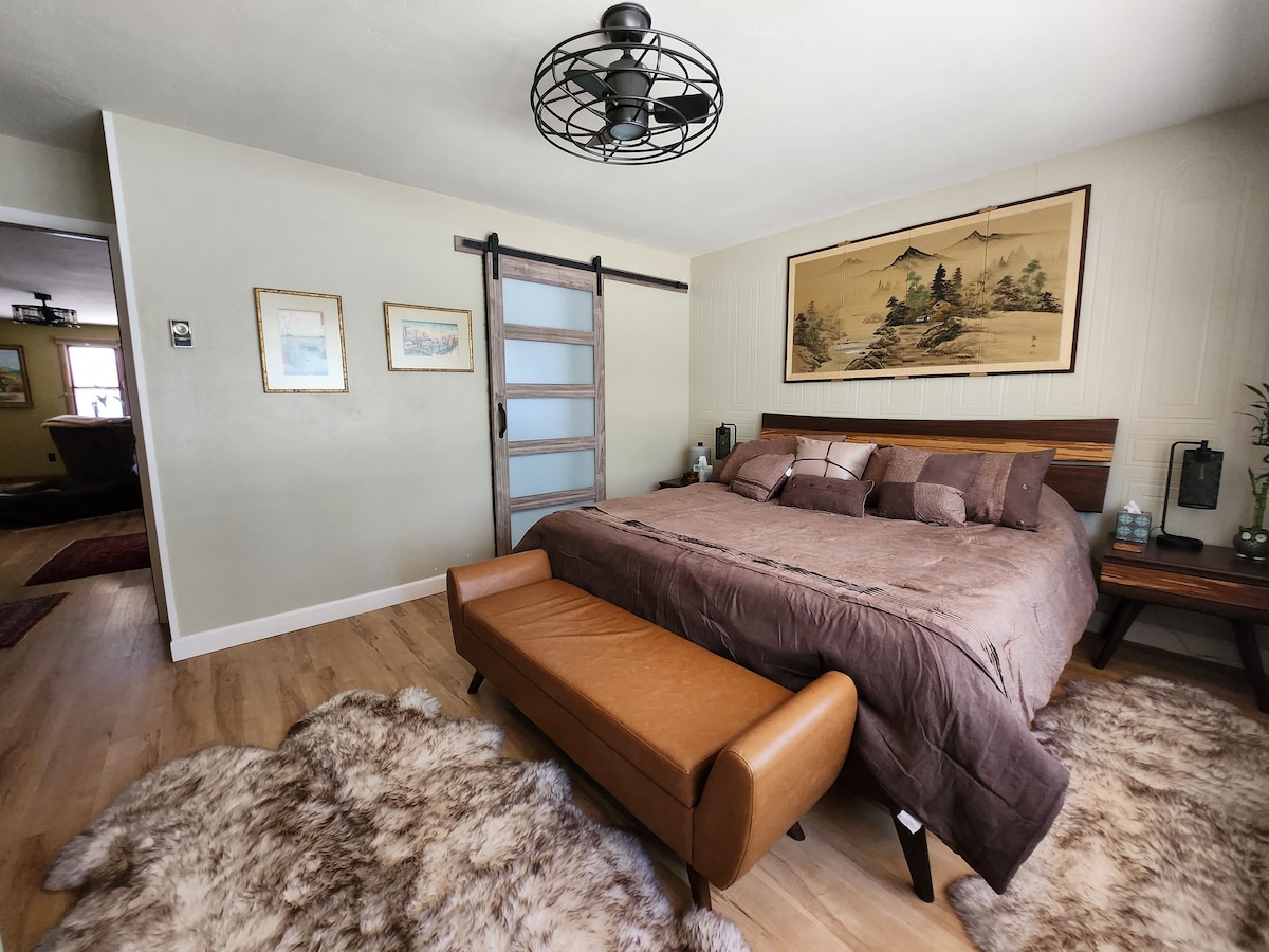 Dormitorio principal con baño privado recién remodelado. Cama tamaño king.