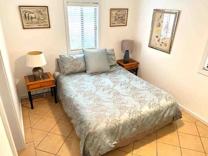 Queen bed Main bedroom with TV 