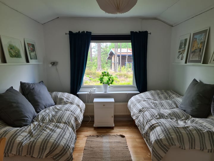 Спалня с две единични легла 