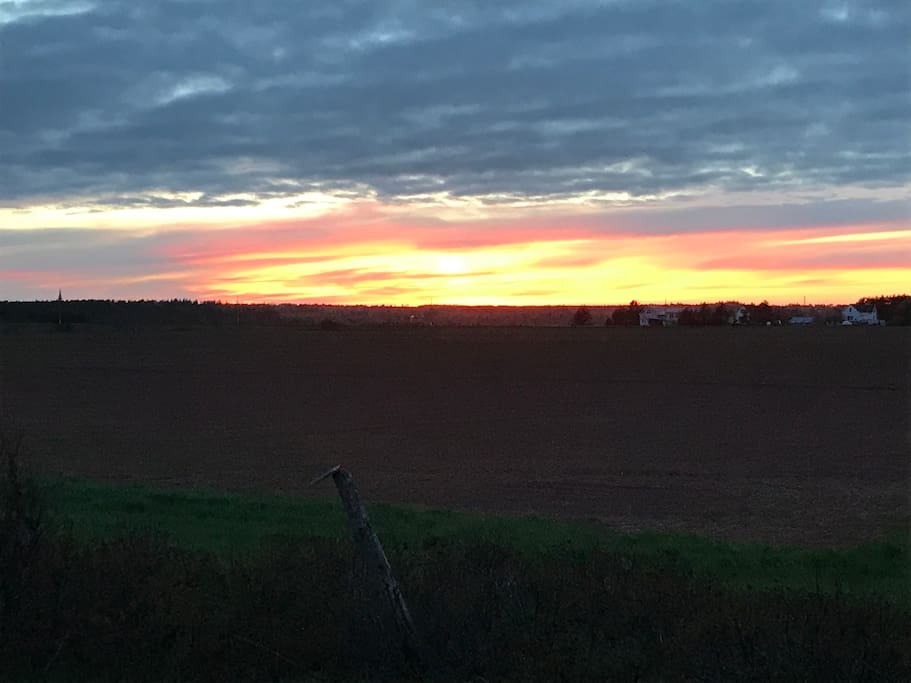 Sunset from the back deck / Coucher de soleil vu de la terrasse arrière