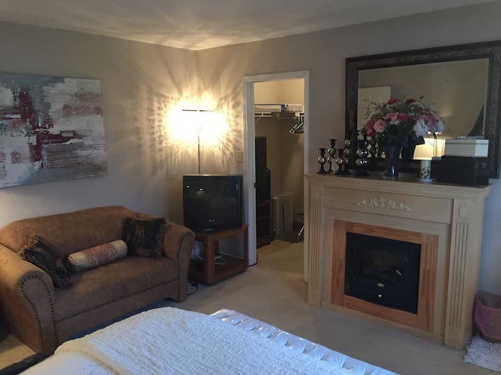 Suite In Niagara On The Lake With Bath Ensuite - Niagara-on-the-Lake