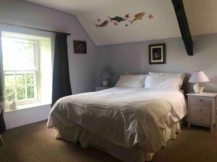 King-size, very comfortable bed. (US queen size)