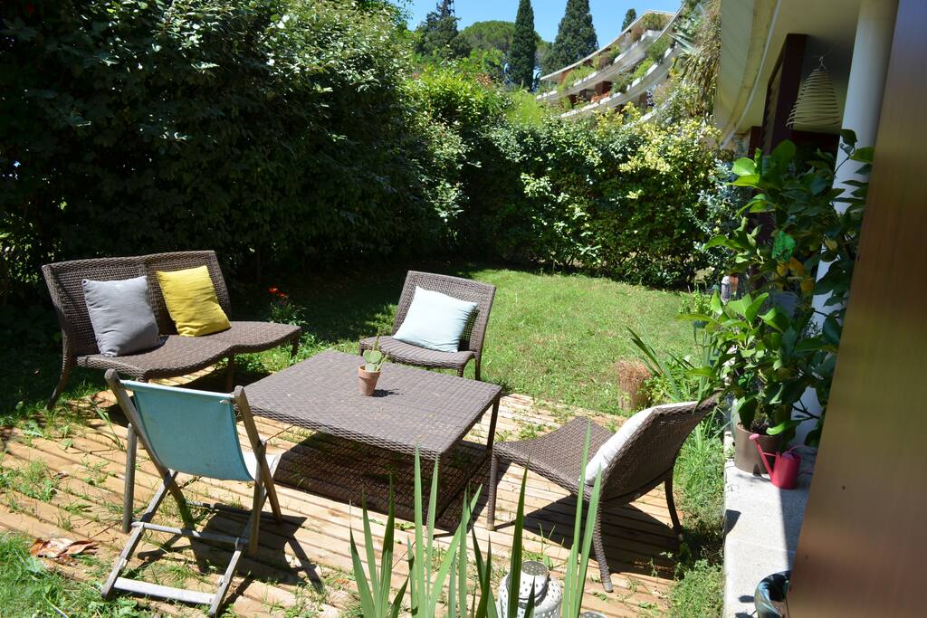 Terrasse et petit jardin