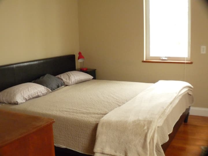 Cama tamaño king en el segundo piso.