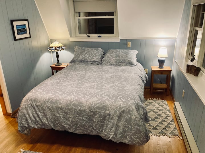 ห้องนอนใหญ่พร้อมเตียงขนาดควีนไซส์ห้องน้ำ 1/2 ห้อง 