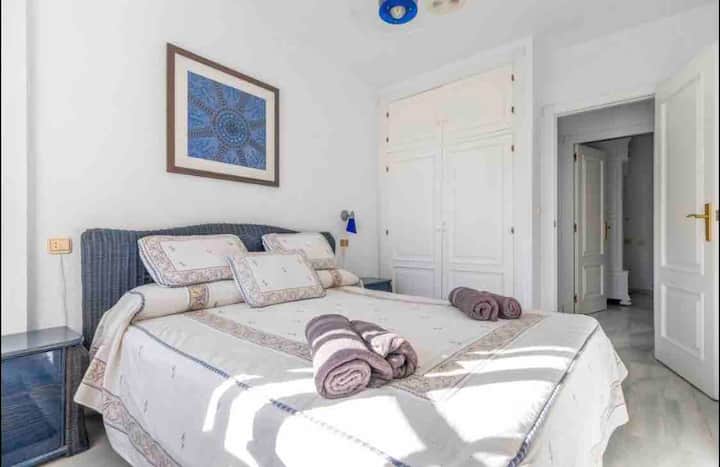 Indbygget garderobe med stor kapacitet.