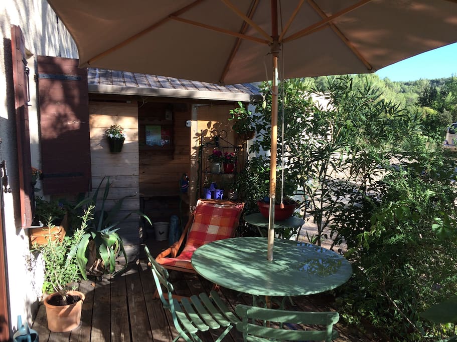 La terrasse (grill électrique à disposition dans l'abri de jardin)