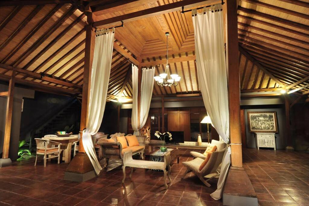 Royal living room design and seating area