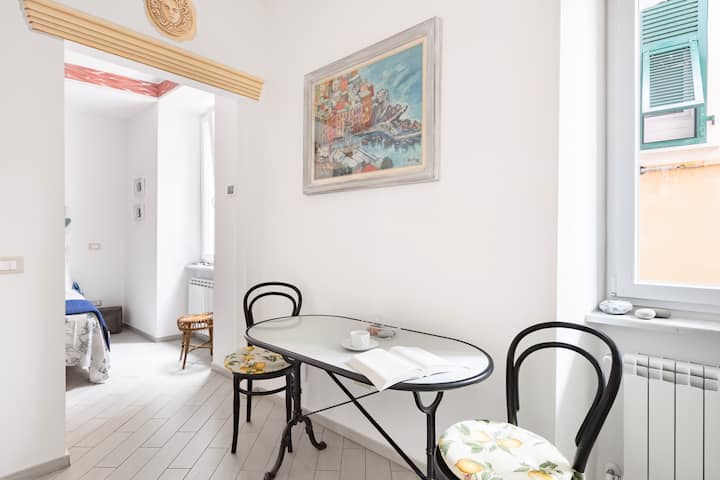 Respira La Brezza Marina In Un Tipico Carruggio Ligure - Manarola