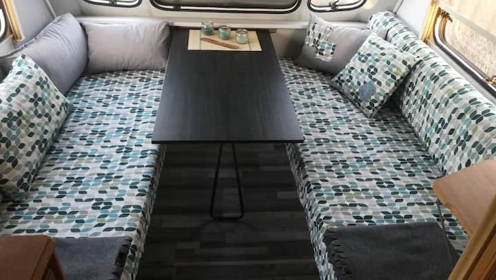 Голема дневна трпезарија со 2 единечни кревета со кабриолет по желба во двоен кревет