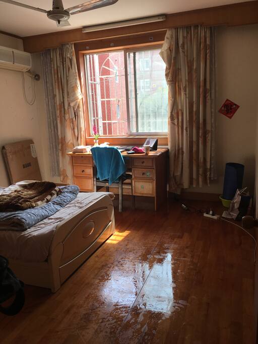 早晨七八点,阳光可以照进屋子里来