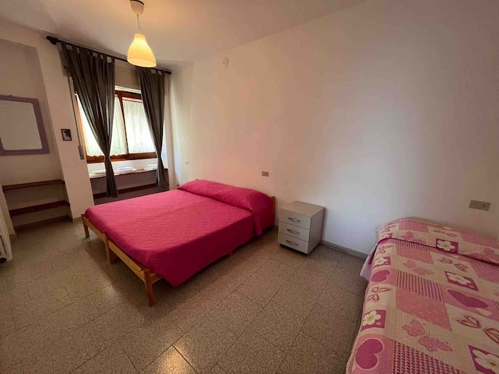 Spavaća soba s bračnim krevetom i krevetom za jednu osobu