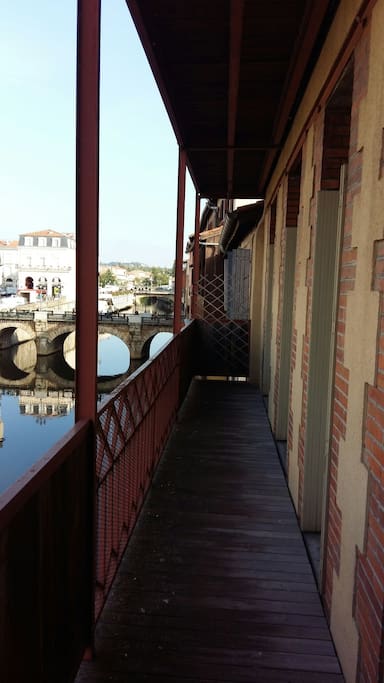 Grand balcon filant surplombant la rivière