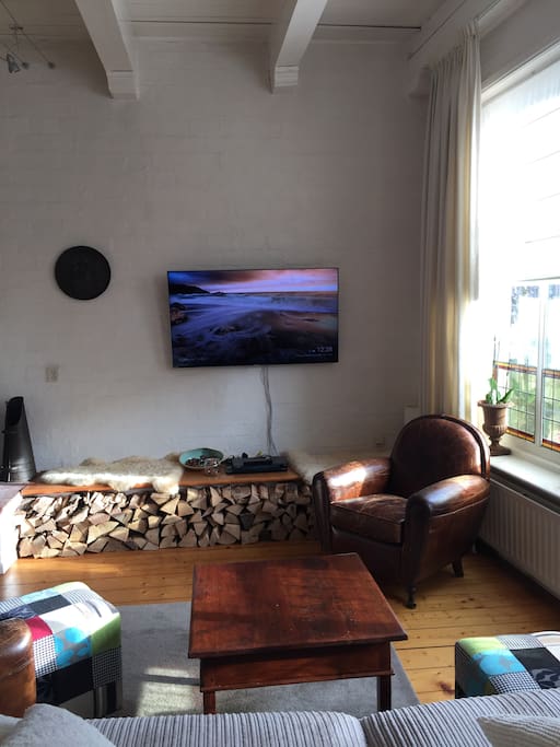 Aan de smart tv zit een Chroomcast, NPO Live app en Netflix.