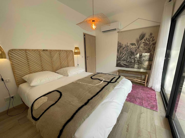 Spavaća soba ima krevet od 160 cm, radni stol i terasu okrenutu prema jugu.
Posteljina „Bergan”.