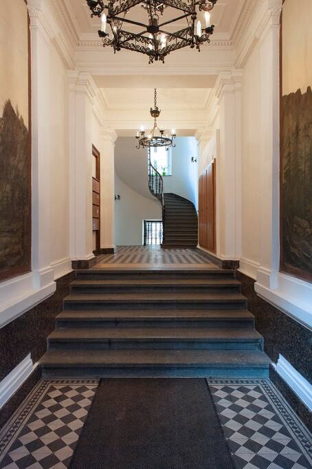 The entrance into the building. The apartment is placed in this first floor.