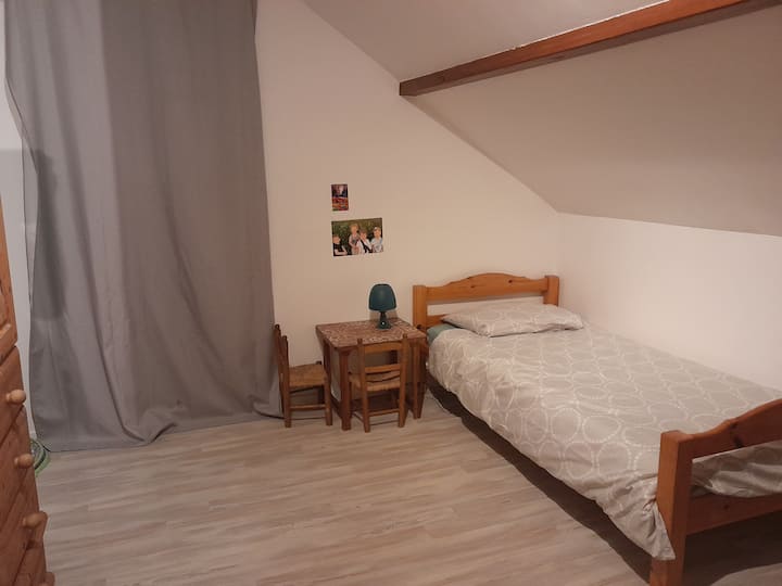 חדר ילדים. מיטת יחיד אחת