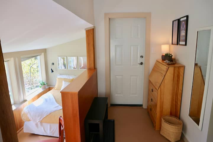 The Bear's Den In Roberts Creek - Gibsons