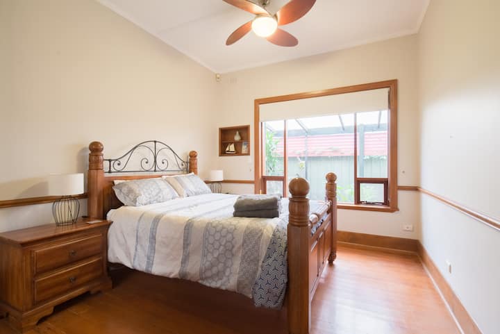 Chumba cha kulala cha malkia kilicho na kitanda cha tabia na vigae vilivyojengwa ndani.