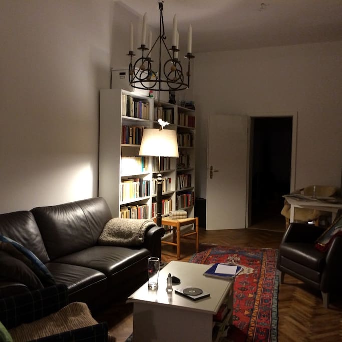schließt an Essbereich an und zeigt Tür zum Schlafzimmer