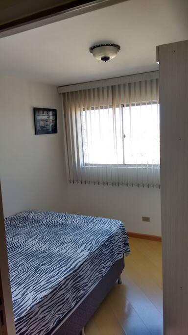 Quarto com cama de casal. TV com NET (canais a cabo).