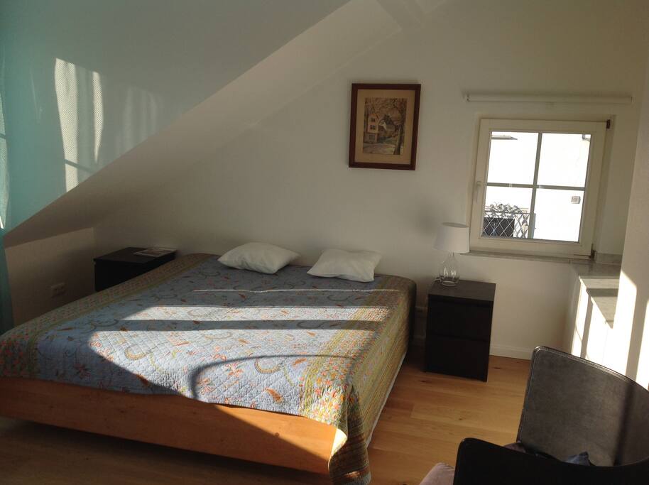Schlafzimmer mit Doppelbett und Schrank