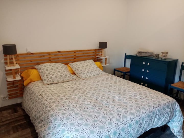 Spavaća soba na katu. Bračni krevet (širok 150 - 179 cm).