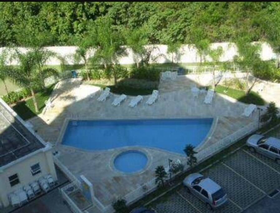 Área lazer com piscina, churrasqueira e quadra poliesportiva